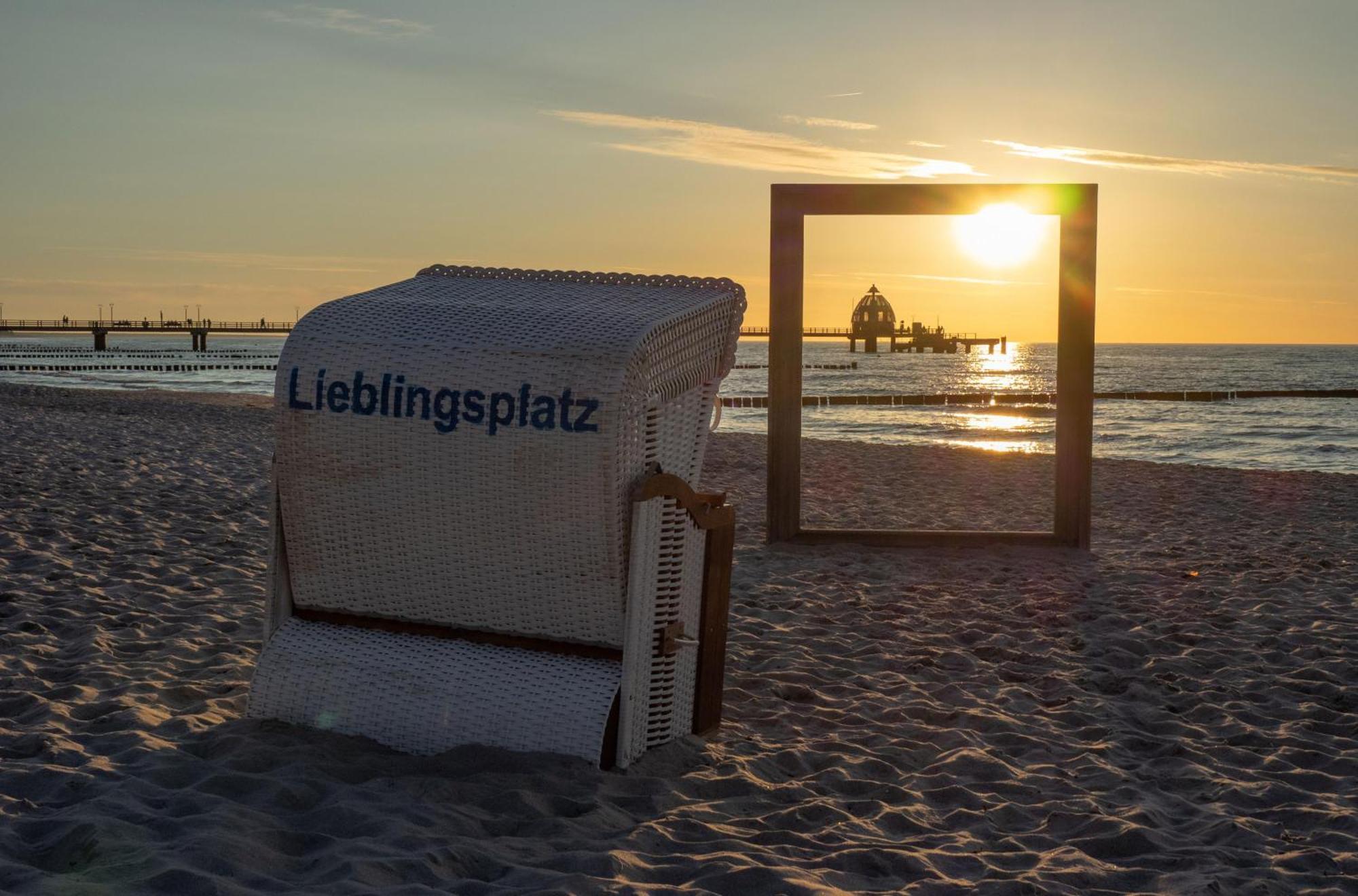 Kranichtanz An Der Seebruecke Zingst Exterior photo